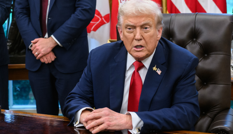 ترامپ بودجەی بەرگری ئەمریکا واژۆ دەکات و هەڵوەشاندنەوەی "یاسای قەیسەر"یشی  تێدایە