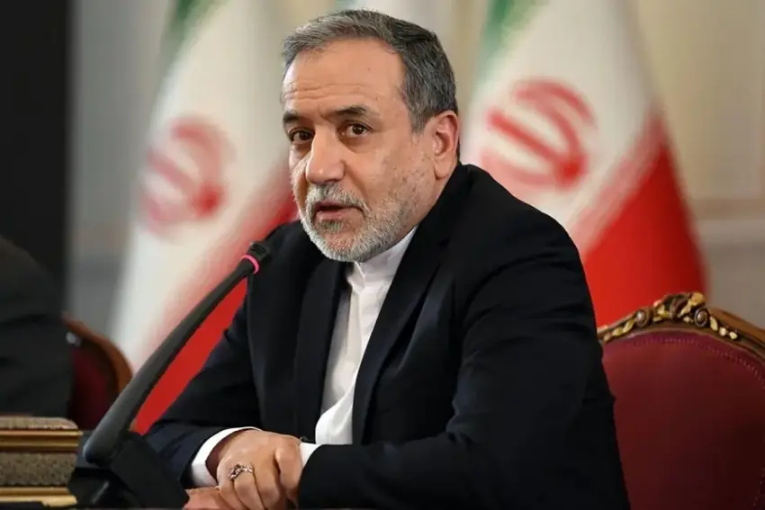 Araqçî: Tesîsên me zirar dîtin, lê em dev ji bernameya nukleerî bernadin