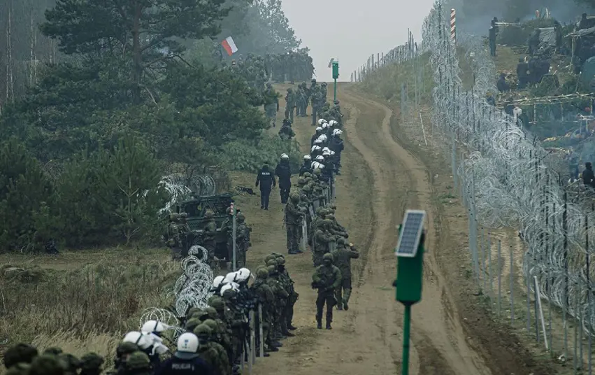 Polonya, Belarus sınırında topçu savunma sistemini devreye koyuyor