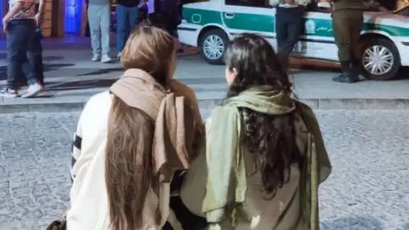 گاردییەن : ژنانی ئێرانی حیجابی زۆرەملی ڕەچاو ناكەن؛ حکوومەت لە ترسی دووبارەبوونەوەی ناڕەزایەتییەكان خۆی لە دەست بەسەركردنی بەکۆمەڵ دەبوێرێت