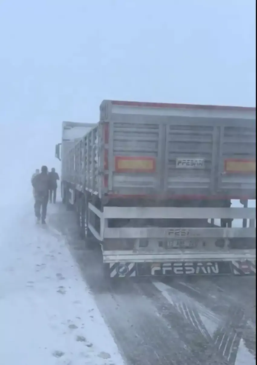 Çiyayê Tendûrek ji ber berfê rê nade çûna erebeyan