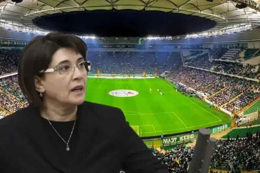 Leyla Zana di maça Amedsporê de bi dîrûşmeyên "Leyla Zana rûmeta me ye" hat pêşwazîkirin