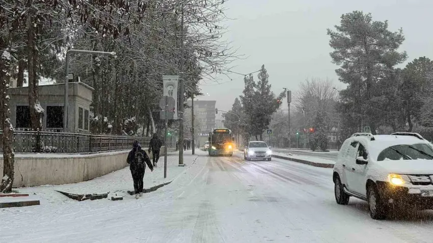 Diyarbakır’da etkili kar yağışı kenti beyaza bürüdü