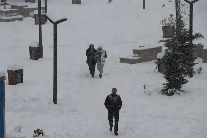 Li bajarê Wanê dibistan tatîl bûn