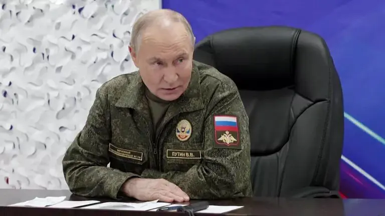 پووتین ڕایگەیاند کە سوپای ڕووسیا بە متمانەوە دەستپ ێشخەرییەکەی بە درێژایی تەواوی هێڵی پەیوەندییەکان بەدەستەوەیە.