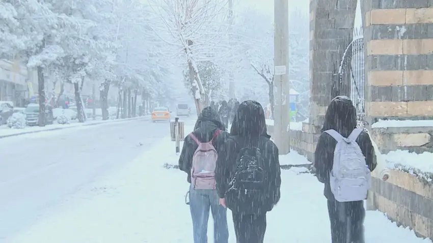 Li 13 bajarên Bakurê Kurdistanê ji ber berfê perwerde hat rawestandin