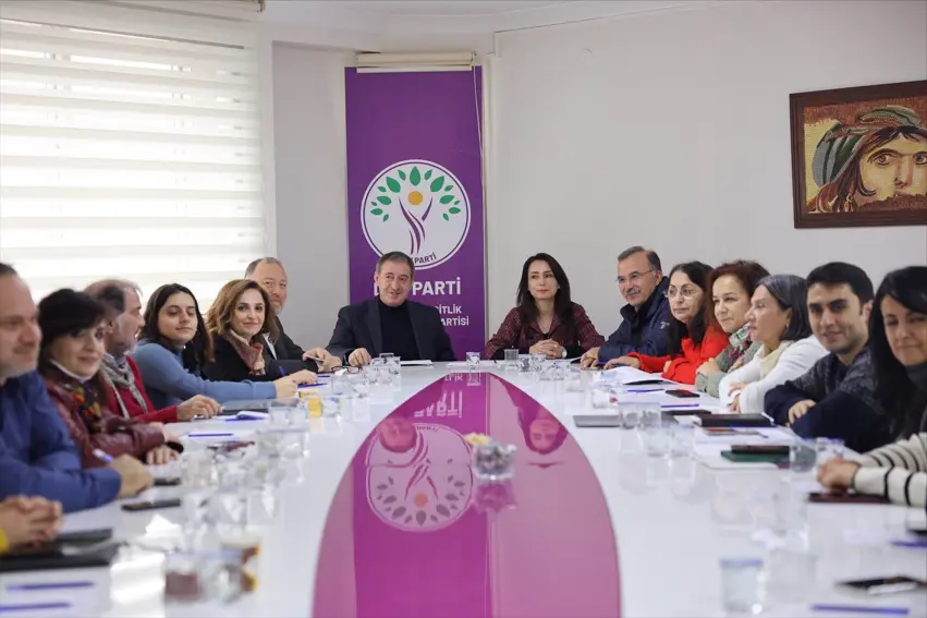 DEM Parti Öcalan gündemiyle toplandi: Yol haritasi belirlenecek..