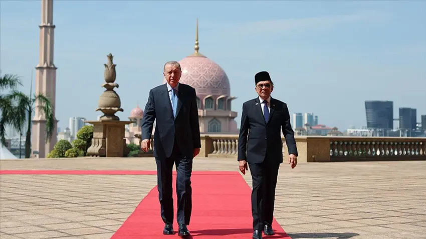Erdogan, Malezya'da: Resmi törenle karsilandi