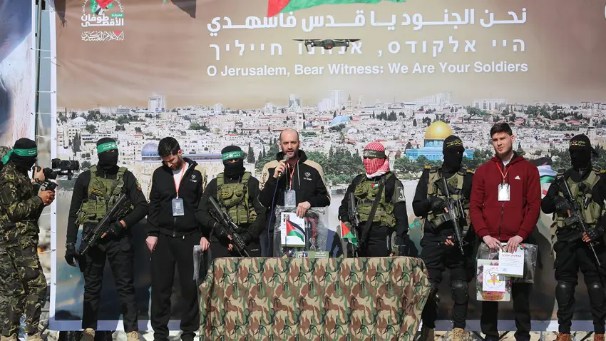 Hamas 3 Israilli esiri Kizilhaç'a teslim etti