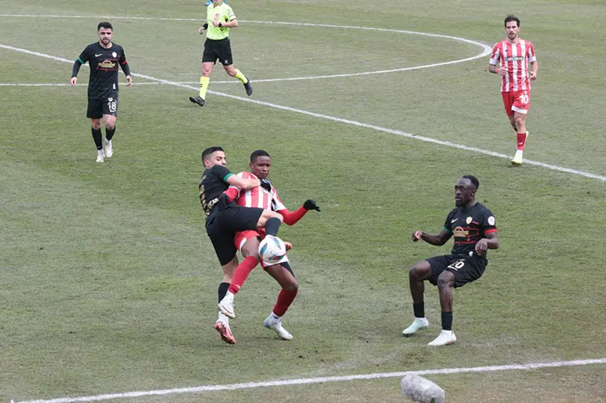 9 kisi kalan Amedspor, Bolu'dan puanla döndü