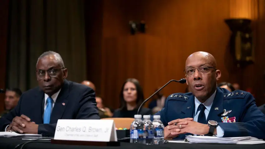 دەرکردنی لەناکاوی باڵاترین بەرپرسی سەربازی ئەمریکا ؛ ترامپ فەرماندەی دڵخوازەکەی دەهێنێتە سەر شانۆ