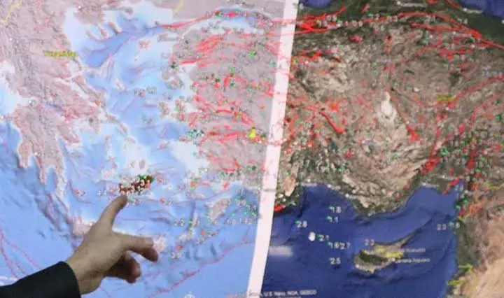 Ege'de deprem panigi: Okullar tatil edildi!