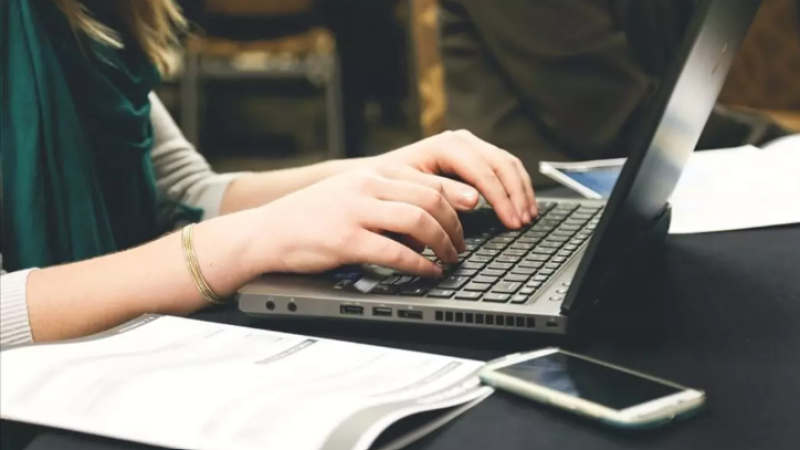 Hukumeta Îspanyayê seetên xebatê yên heftane dadixe 37,5 seetan