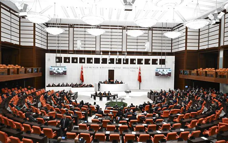 Ji bo rakirina parêzbendiya 3 parlementerên DEM Partiyê dosyayan sandin meclisê