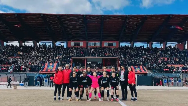 Yüksekovaspor Kadin Futbol Takimi Süper Lig'e yükseldi