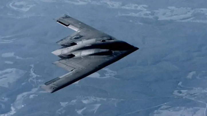 فڕۆکە بۆمب هاوێژە دزێوەکانی ئەمریکی B-2 نیشتنەوەی.