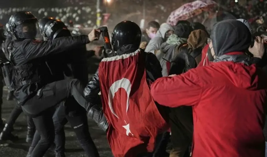 New York Times: 'Türkiye ayaga kalkti ates çoktan yakildi!'