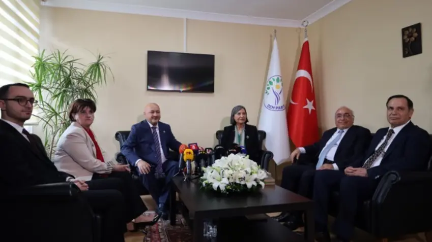 AKP ve DEM Parti 10 yilin ardindan ilk kez bayramlasti