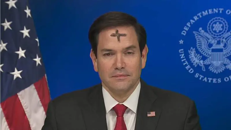 ABD Disisleri Bakani alninda haç isaretiyle televizyona çikti