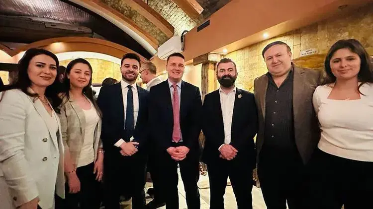 Wezîrê Tenduristiyê yê Brîtanyayê pêswaziya bijîskên Rojava kir