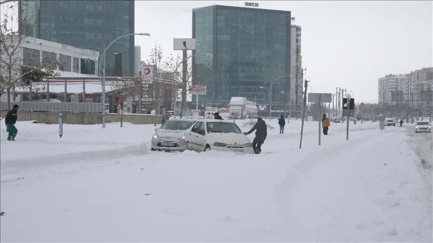 Diyarbakır'da iki gündür devam eden kar yağışı, hayatı felç etti