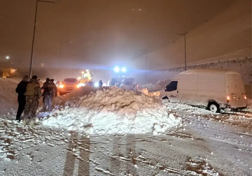 Li bajarê Bedlîsê aşîta berfê ket ser 3 erebeyan