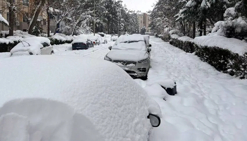 Li Bakurê Kurdistanê berfê jiyan rawestand: Rê hatin girtin, welatî asê man