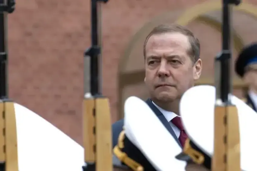 Medvedev: Hebûna leşkerî ya NATOyê li Ûkraynayê 'Xeta Sor' a Rûsyayê ye