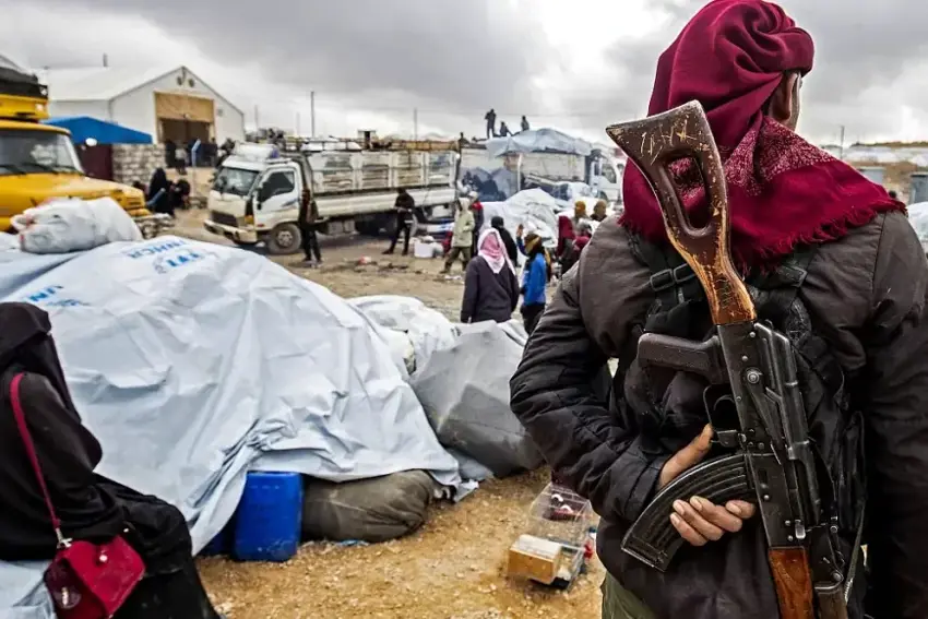 Rêveberiya Xweser: Me rê li ber revê li Kampa Holê girt; li Reqayê şer berdewam e