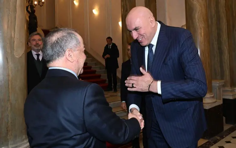 Wezîrê Îtalî: Hêvî dikim qet pêwîst neke em çekan bişînin Rojavayê Kurdistanê