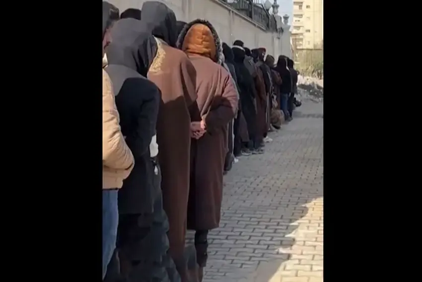 Li Reqayê bi sedan çekdarên berê yên HSDê çekên xwe radestî hikûmeta Sûriyeyê dikin