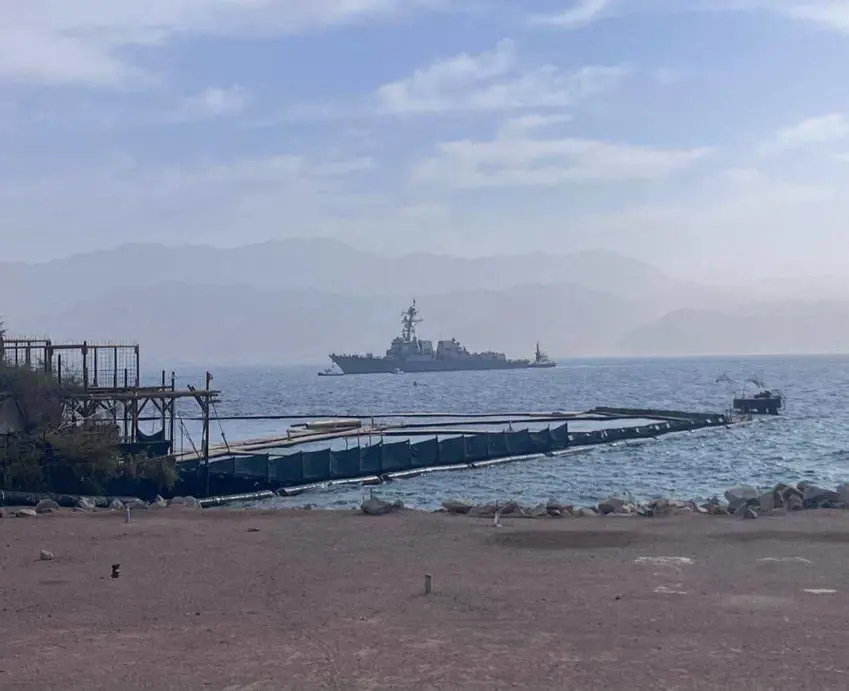 لەنگەر خستنی كەشتییەكی جەنگی هێزی دەریای ئەمریکا لە بەندەرێکی ئیسرائیل