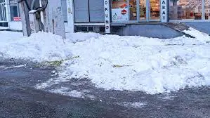 Ji qata 6an berf û şembelîlik ketin ser keça di rê de diçû û keçik can da