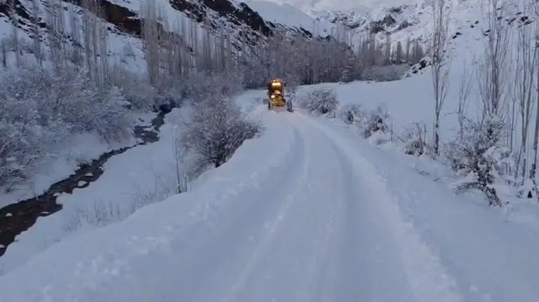 Li bajarên Qersê û Ardaxanê rêyên 90 gundan ji berfê hatin girtin