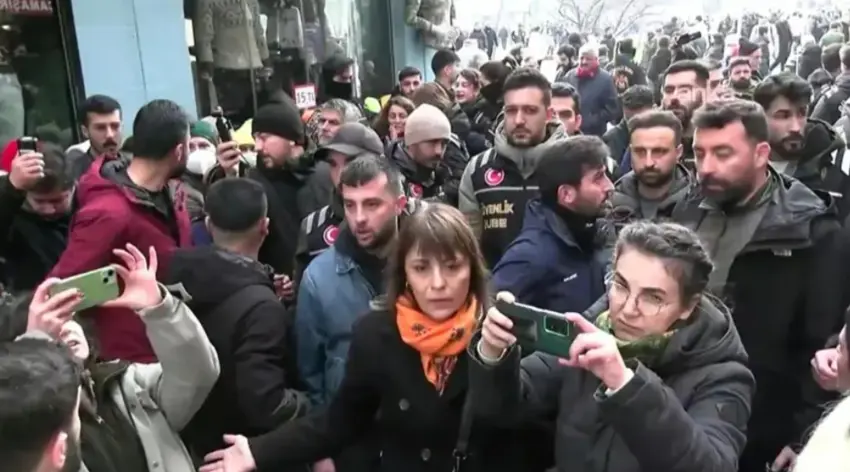 DEM Partiyê li Stenbolê ji bo piştgiriya Rojava xwepêşandanek li dar xist