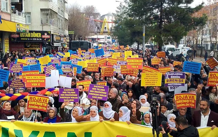 Diyarbakır’da Rojava için yürüyüş düzenlendi