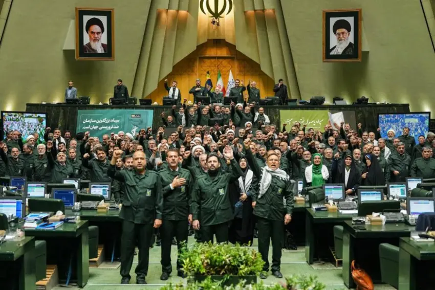 Parlamenterên Îranê bi unîformayên Pasdaran çûn Meclîsê