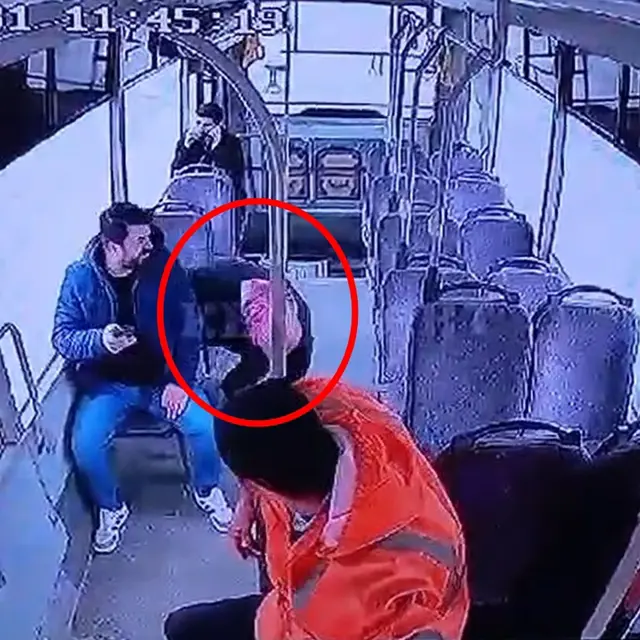 Rêwiyekî di nava otobusê de ket erdê û paşî can da