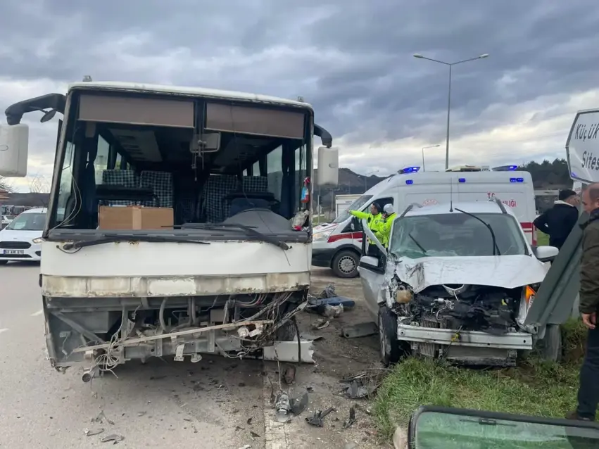 Teksîkî û mîdîbusekî li hev ketin û 6 kes birîndar bûn