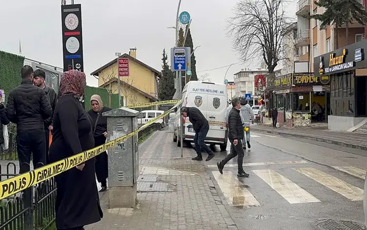 Li rawestgeha trênê ya Gebzeyê mêrekî jin a xwe kuşt