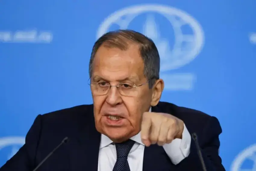 Lavrov: Êrîşa li ser Îranê lîstina bi agir e
