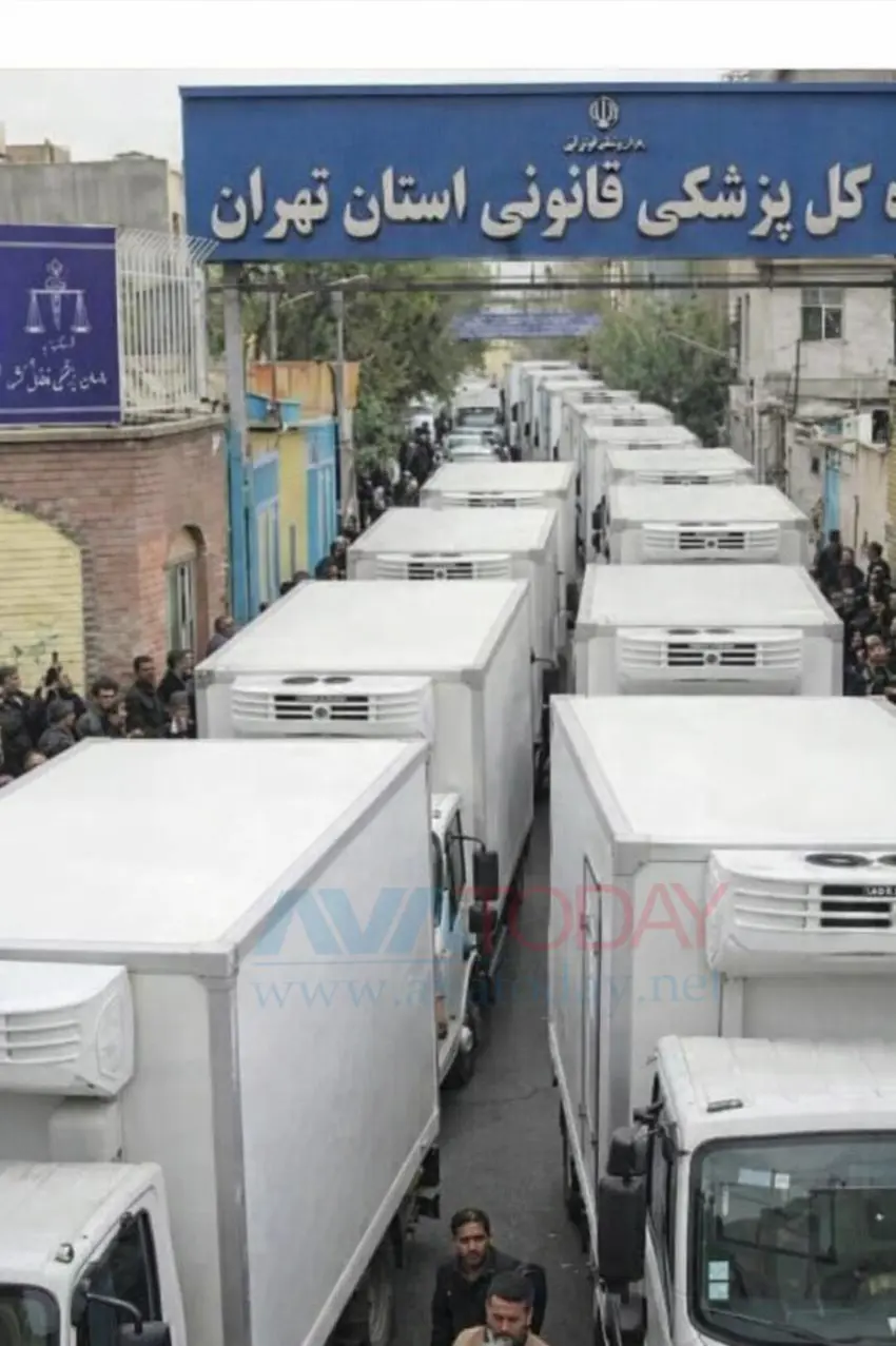 وێنەی ئەو باەهەڵگرانەی کە تەرمی کوژراوانی خۆپیشاندنەکانی ئەم دوایی یەی ئێرانی ئێدایە