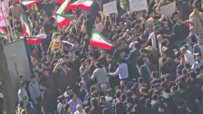 İran’da üniversiteler ayaklandı: Mollalara ölüm! 