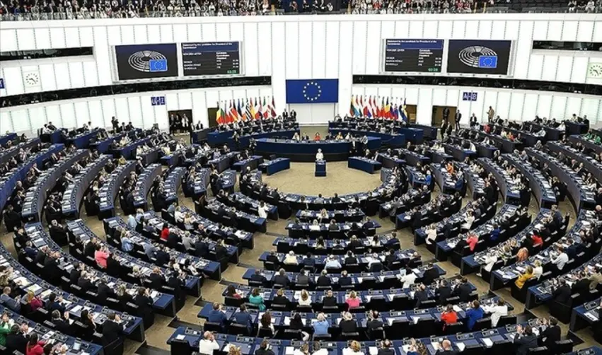 Xebatên peymanên bazirganî yên navbera YE û DYAyê rawestiyan