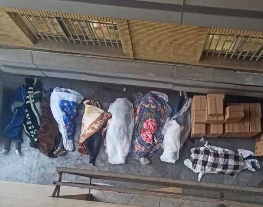 دانپێدانانی وەزارەتی تەندرووستی ڕێژیم بە تەرمی جێهێڵدراوی قوربانییەکان لە کوچەی پشت نەخۆشخانەی ئەلغەدیر