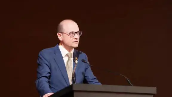 سیناتۆری ئوسترالی : حکوومەتێک کە تەقە لە خەڵكی خۆیان دەکەن، دواجار دەڕووخێن