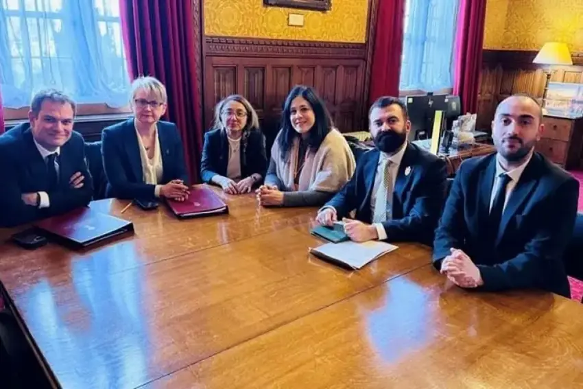 Siyasetmedarê Kurd Serbaz Berzencî bi Serokwezîrê Brîtanyayê re civiya