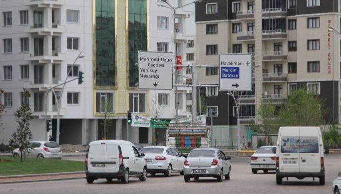 Diyarbakir’da Kürtçe tabelalar kaldirildi