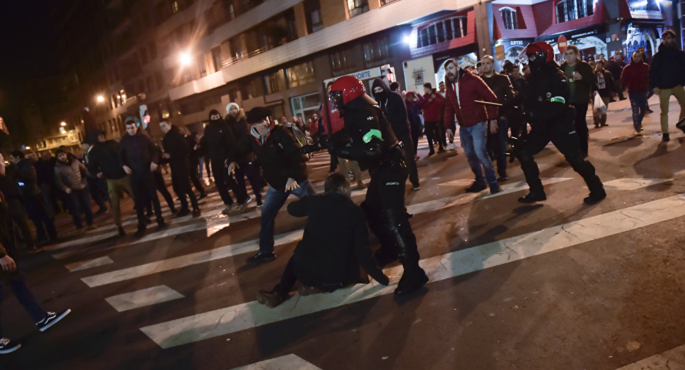 Di pêsbirka Lîga UEFA Ewropayê de polîsekî canê xwe ji dest da