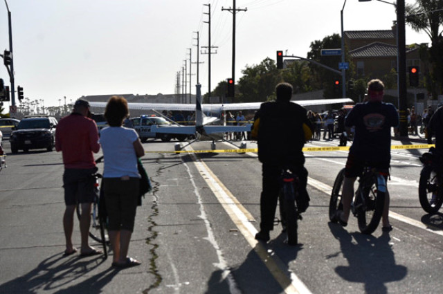 ABD'de Ariza Yapan Uçak Yolun Ortasina Acil Inis Yapti!